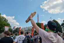 Des manifestants américain brandissent des sandwichs, symbole de la résistance contre le déploiement de la garde nationale aux États-Unis