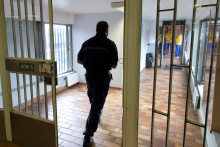 Un gardien dans la prison de Bois-d'Arcy.
