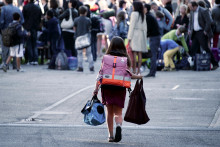 Une jeune fille marche vers son école (image d'illustration).