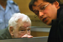 Emile Louis lors de son procès en octobre 2005, avec son avocat Me Eric Moutet.