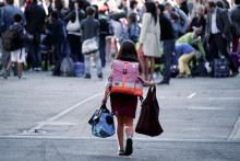 Une jeune fille marche vers son école (image d'illustration).