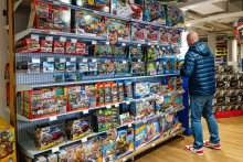 Un adulte dans un magasin de jouets (image d'illustration).