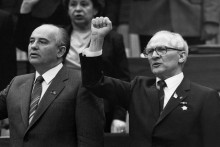 Mikhail Gorbachev et Erich Honecker au 11ème congrès du Parti socialiste unifié d'Allemagne de l'Est