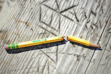 Un crayon brisé sur le sol (image d'illustration)