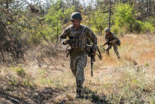 Sur une plaine de la région de Mykolaïv, au nord de Kherson, des soldats de la 126e brigade s'entraînent aux tactiques d'assaut sous les instructions de leur commandant, Chuchupaka. Il les prépare pour de futures opérations sur la rive gauche du Dniepr.