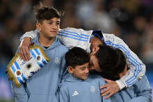 Lionel Messi accompagné de ses fils Thiago Mateo et Ciro, lors de l'avant-match de la rencontre face au Venezuela, le 4 septembre 2025.