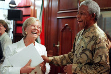 La duchesse de Kent, aux côtés de Nelson Mandela, en 1998.