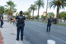 Policiers à Nice, en août 2025.
