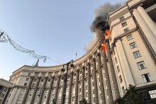 Le Parlement européen en flammes après une attaque russe du 7 septembre 2025.