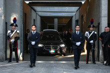 Fourgon funéraire transportant le corps de Giorgio Armani