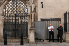 Deux agents de sécurité devant l'œuvre de Banksy sur l'un des murs d'un tribunal à Londres.