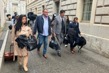 L'ex-anesthésiste de Besançon, Frédéric Péchier, en direction du tribunal pour son procès le lundi 8 septembre.