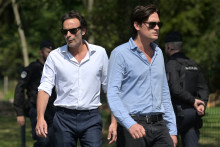 Anthony Delon et Alain-Fabien Delon, fils de l'icône du cinéma français, lors des funérailles de leur père le 24 août 2024.