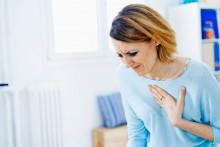 Une femme qui fait un infarctus (illustration)