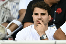 Antoine Dupont dans les tribunes du Stade de France pour la finale du Top 14 2025