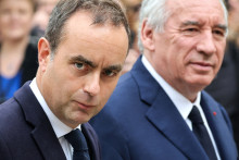 Sébastien Lecornu et François Bayrou à Matignon pour la passation de pouvoirs, mercredi 10 septembre.