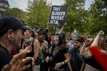 Des manifestants du mouvement "Bloquons tout", le 10 septembre à Paris.