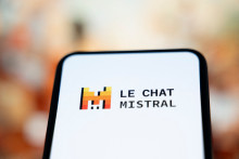 Illustration d'un téléphone avec le logo de l'entreprise Mistral AI.