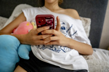Une adolescente sur son téléphone portable (photo d'illustration).