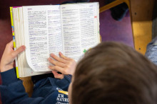 Illustration d'un enfant lisant le dictionnaire