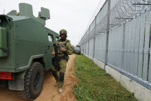 Des militaires polonais le long de la frontière entre la Pologne et la Biélorussie.
