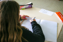Une élève en classe de CM2, à Valence (image d'illustration)