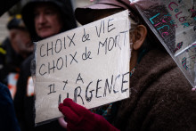 Une manifestante pour le suicide assisté en France, en 2024.