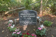 Stèle en hommage à Philippine, tuée le 21 septembre dans le bois de Boulogne.