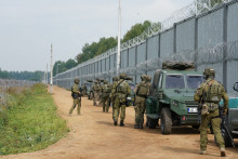 Des militaires polonais le long de la frontière entre la Pologne et la Biélorussie.