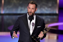 Noah Wyle, déjà présent dans la série "Urgences", interprète de nouveau un médecin dans "The Pitt".