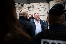 Frédéric Péchier devant le tribunal où se déroule son procès le 9 septembre 2025