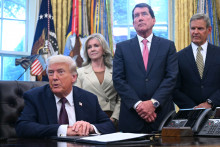 En compagnie du gouverneur du Tennessee Bill Lee, Donald Trump a signé un décret prévoyant le déploiement des troupes de la Garde nationale à Memphis, le 15 septembre 2025.