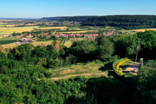 Vallée en Meuse, village des Combres dans le fond