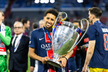 Marquinhos, le capitaine du PSG, avec le trophée de la Ligue des champions, le 31 mai 2025.