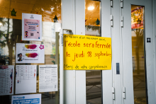 Un panneau devant une école du 20e arrondissement de Paris, annonçant la fermeture à l'occasion du mouvement de grève du 18 septembre 2025.