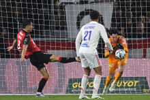 Le gardien lyonnais Rémy Descamps sera absent un mois après sa blessure sur l'égalisation rennaise le 14 septembre 2025