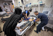 Un enfant soigné après le bombardement de l’hôpital de Nasser, le 20 août 2025