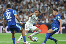 Kylian Mbappé entouré par deux joueurs de l'OM, mardi 16 septembre.