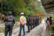 Ces policiers positionnés sur les voies ferrées près de Machu Picchu, au Pérou, le 16 septembre 2025, ont participé à l'évacuation pendant la nuit quelque 1.400 touristes