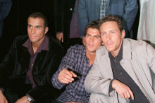 Adel, Filip et Franck, posant devant les statues à leur effigie au musée Grévin en 1998