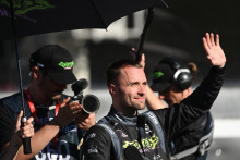 Lucas Hauchard alias "Squeezie" fait la vague avant la course de F4 GP Explorer sur le circuit Bugatti du Mans, dans l'ouest de la France, le 9 septembre 2023.