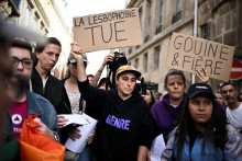 Le rassemblement devant le ministère de l'Éducation nationale à Paris, après le suicide de Caroline Grandjean, directrice d'école victime de harcèlement homophobe