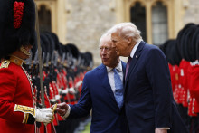 Le président américain Donald Trump et le roi Charles III d'Angleterre inspectent une garde d'honneur lors d'une cérémonie d'accueil dans la cour du château de Windsor, à Windsor, le 17 septembre 2025.