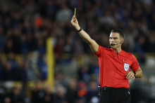 L'arbitre Sandro Schärer, pendant la rencontre entre Bruges et le PSG en 2021.
