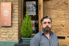 Julien Marissiaux animateur du mouvement "Bloquons tout" "les Essentiels" devant son café associatif à Morbecque