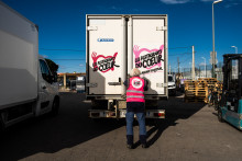 Un camion appartenant aux restos du cœur