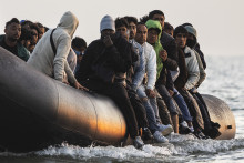 Des migrants tentant de traverser la Manche à bord d'une petite embarcation