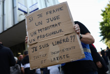 Des policiers ont manifesté devant le commissariat de Tourcoing après l'agression de deux agents de la BAC.