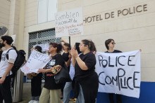 La marche blanche s'est réunie devant le commissariat de Poitiers.