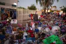 Les nombreux hommages à Charlie Kirk du côté de Phoenix, dans l'Arizona.